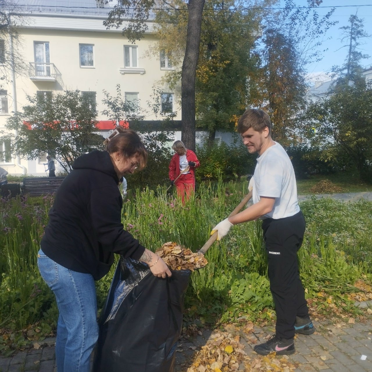 Жители Новоуральска убрали более 1,5 тонны мусора на осенних субботниках Жители Новоуральска убрали более 1,5 тонны мусора на осенних субботниках