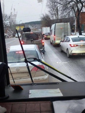 Этим утром в Екатеринбурге образовались пробки из-за гололеда