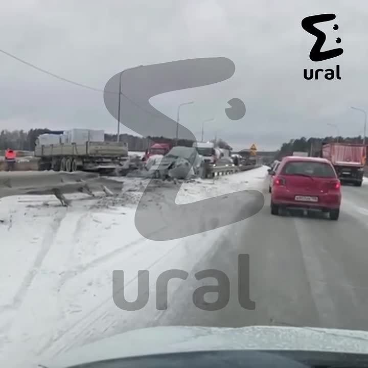 Выезд из Екатеринбурга в сторону Каменска-Уральского перекрыт из-за массовой аварии с фурой