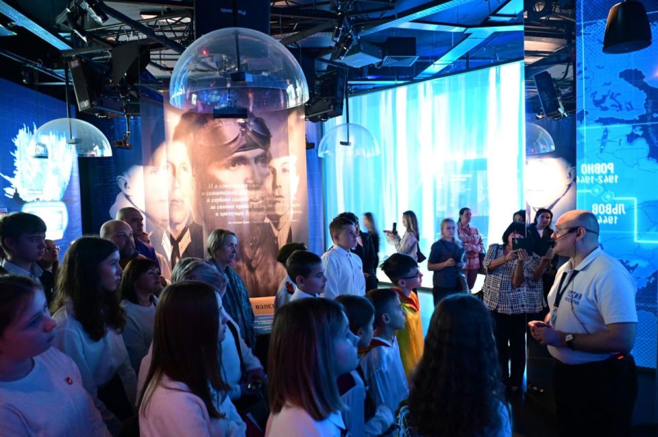 Первый шаг на пути гражданина: 16 активистов из Свердловской области получили свои первые паспорта Первый шаг на пути гражданина: 16 активистов из Свердловской области получили свои первые паспорта