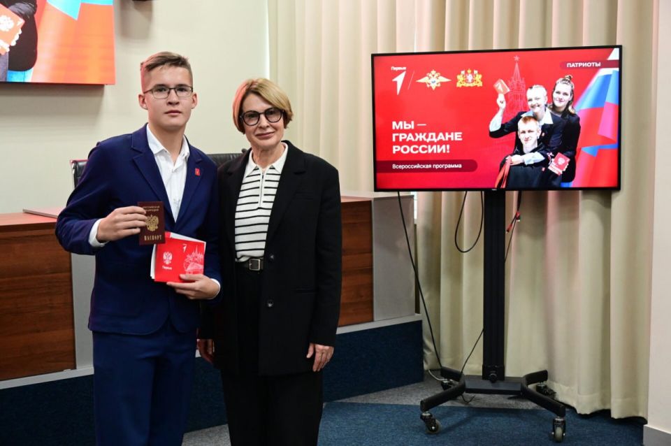 Первый шаг на пути гражданина: 16 активистов из Свердловской области получили свои первые паспорта Первый шаг на пути гражданина: 16 активистов из Свердловской области получили свои первые паспорта