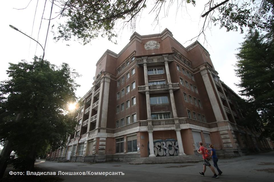 Агентство по управлению и использованию памятников истории и культуры (АУИПИК) в Екатеринбурге планирует 1 декабря расторгнуть контракт с компанией «Гранд-Мадрид», которая на условиях аренды здания гостиницы «Мадрид» за...