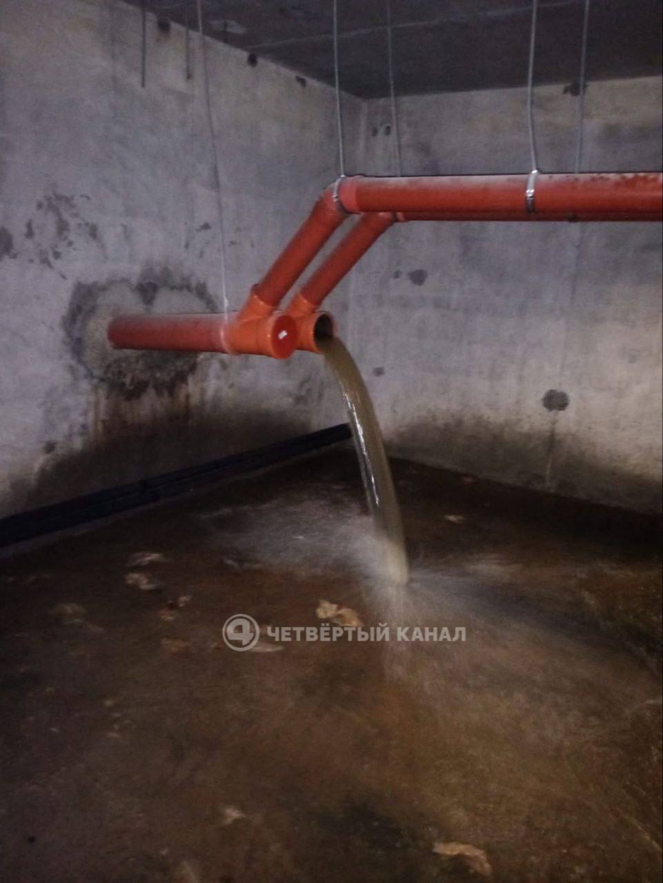 В квартирах пахнет канализацией: от постоянных прорывов насосной станции страдают жильцы многоэтажки в Академическом районе В квартирах пахнет канализацией: от постоянных прорывов насосной станции страдают жильцы многоэтажки в Академическом районе