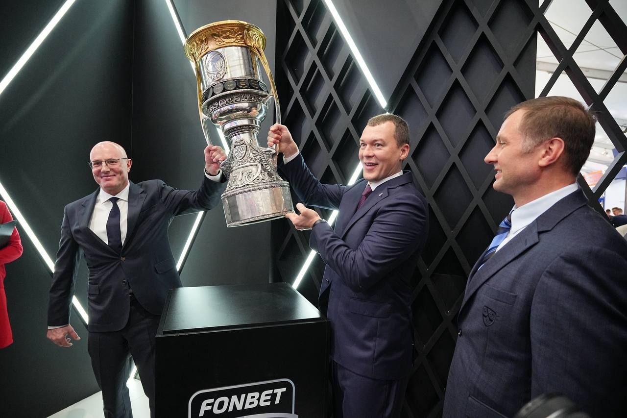 Вице-премьер Дмитрий Чернышенко посетил стенд Fonbet и КХЛ на форуме «Россия – спортивная держава»: Ему вручили игровую джерси Матча всех звезд КХЛ Вице-премьер Дмитрий Чернышенко посетил стенд Fonbet и КХЛ на форуме «Россия – спортивная держава»: Ему вручили игровую джерси Матча всех звезд КХЛ