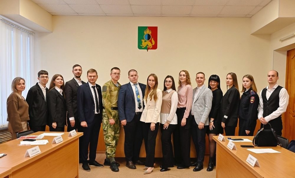 В Первоуральске начал работу молодежный совет при главе города В Первоуральске начал работу молодежный совет при главе города