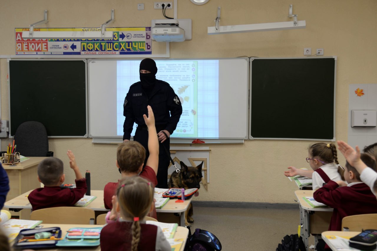 Кинологи Росгвардии рассказали учащимся школы в Екатеринбурге о своей профессии
