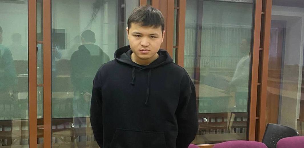 Молодой человек прикурил от Вечного огня в Среднеуральске