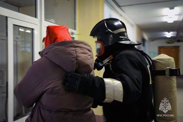 Школьные уроки прервались из-за пожара Школьные уроки прервались из-за пожара