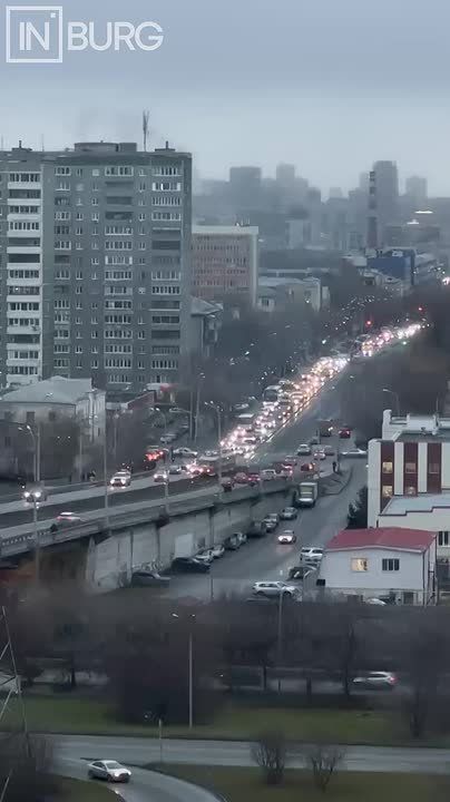 На Малышевском мосту замкнуло трамвай