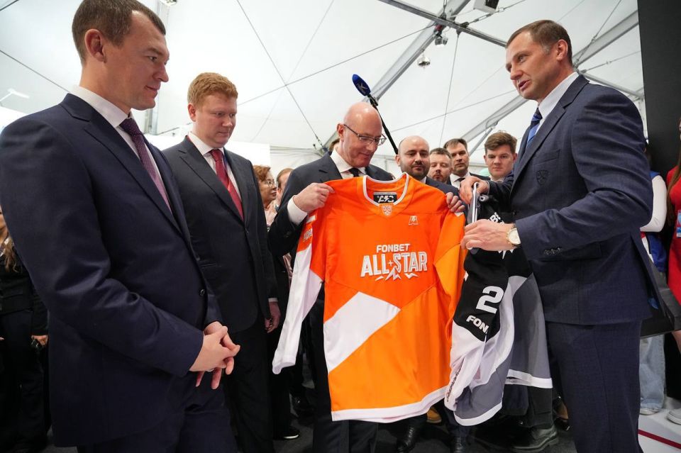 Вице-премьер Дмитрий Чернышенко посетил стенд Fonbet и КХЛ на форуме «Россия – спортивная держава»: Ему вручили игровую джерси Матча всех звезд КХЛ
