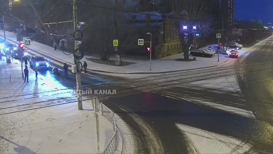 Сбил ребёнка и взрослого на перекрестке - и скрылся