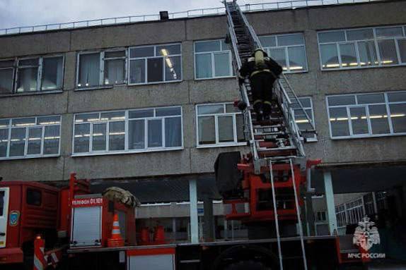 Школьные уроки прервались из-за пожара Школьные уроки прервались из-за пожара