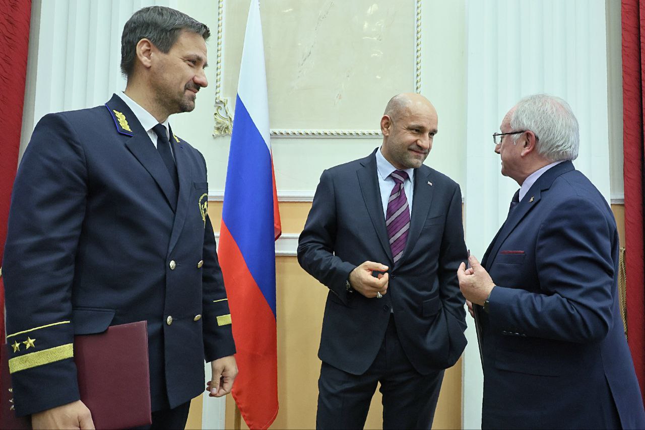 Опыт и знания горняцких школ Урала и Донбасса объединились - положено начало настоящему братству студентов Опыт и знания горняцких школ Урала и Донбасса объединились - положено начало настоящему братству студентов