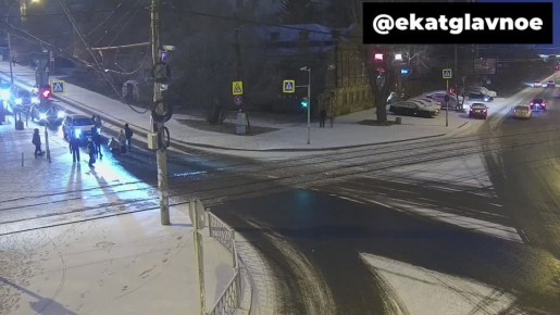 В Екатеринбурге разыскивают лихача, сбившего двух школьников