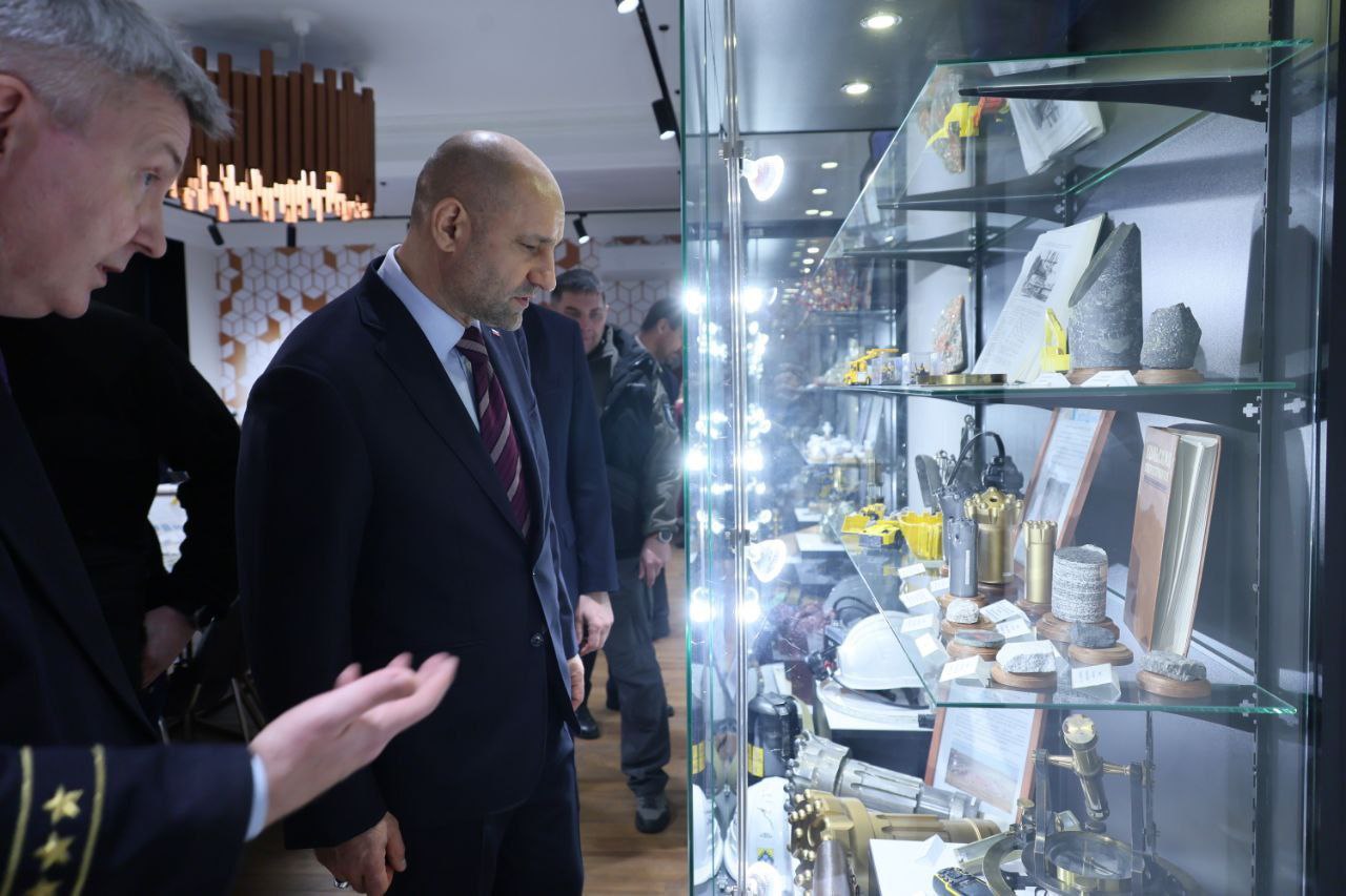 Опыт и знания горняцких школ Урала и Донбасса объединились - положено начало настоящему братству студентов Опыт и знания горняцких школ Урала и Донбасса объединились - положено начало настоящему братству студентов