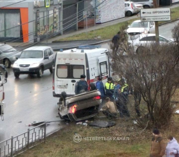 Машина перевернулась на крышу: 19-летний парень чуть не погиб в ДТП в центре Березовского Машина перевернулась на крышу: 19-летний парень чуть не погиб в ДТП в центре Березовского