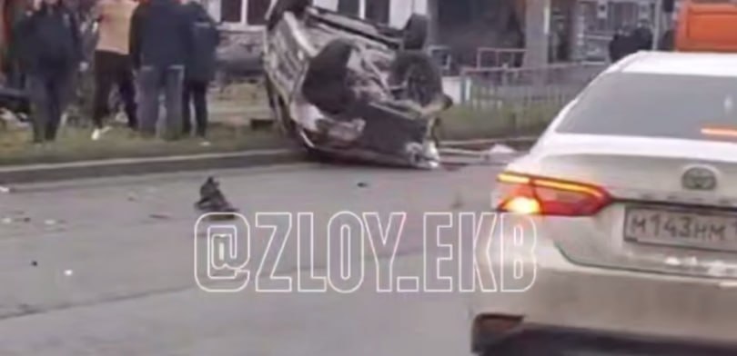 В центре Березовского случилась авария c перевёртышем