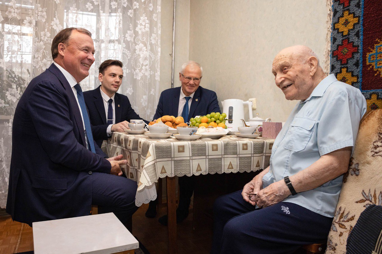 Алексей Орлов: Ветерану Великой Отечественной войны, Почётному гражданину Екатеринбурга Дмитрию Петровичу Устинову сегодня исполнился 101 год! Алексей Орлов: Ветерану Великой Отечественной войны, Почётному гражданину Екатеринбурга Дмитрию Петровичу Устинову сегодня исполнился 101 год!