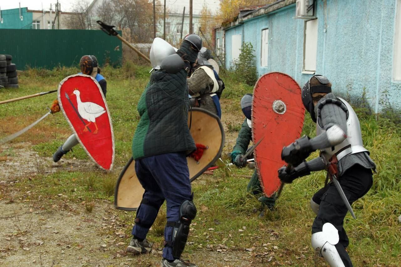 Кольчуги, стрелы, мечи и танцы: клуб экспериментальной истории «Орден Почета» Среднеуральска знакомит свердловчан с военной историей