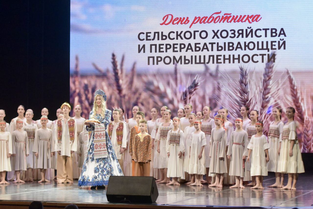 Денис Паслер и Людмила Бабушкина наградили лучших работников сельского хозяйства Свердловской области Денис Паслер и Людмила Бабушкина наградили лучших работников сельского хозяйства Свердловской области