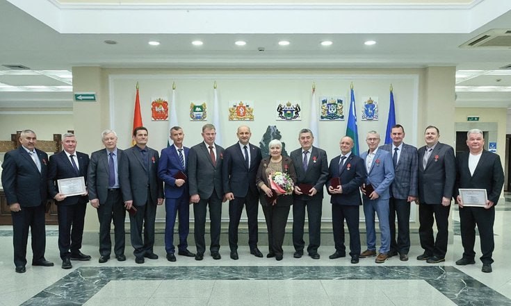 Артем Жога вручил награды работникам свердловских предприятий