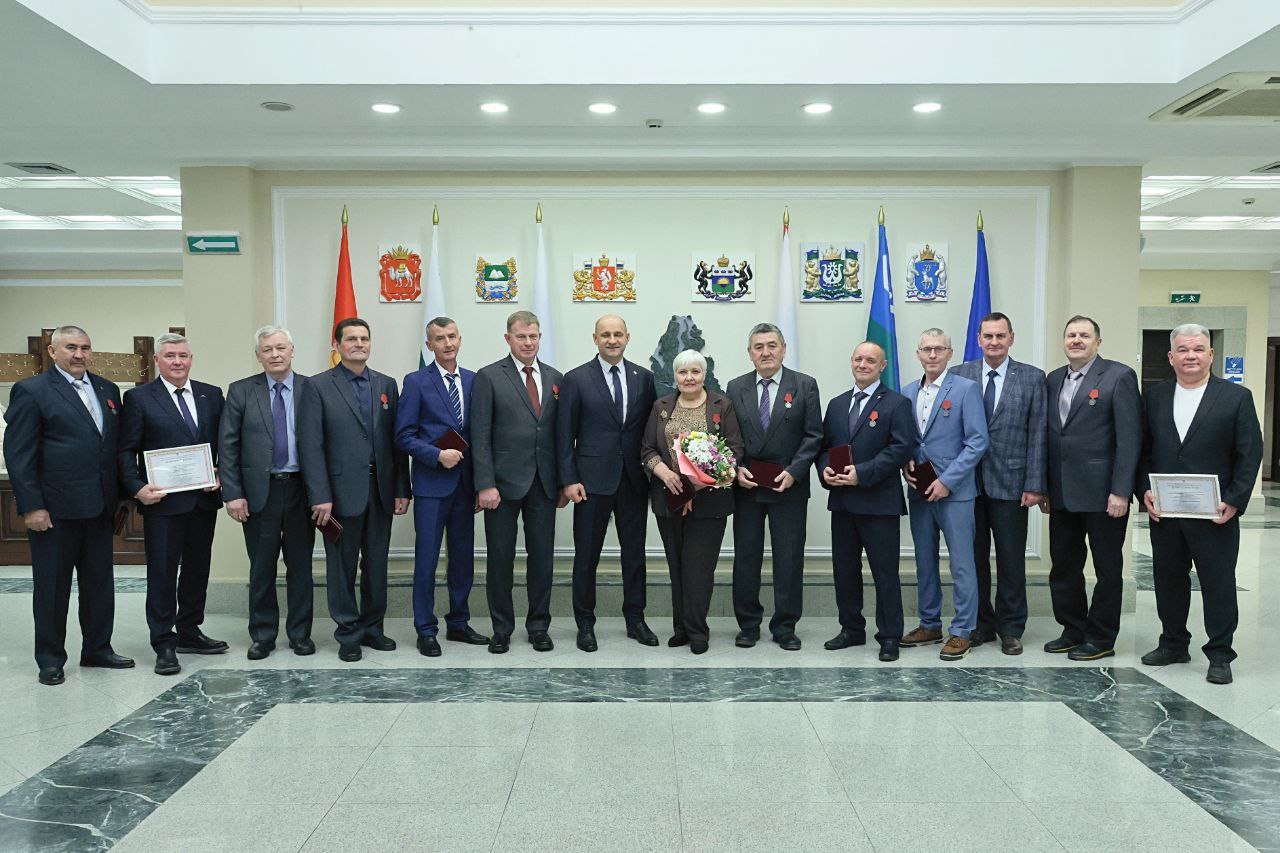 Артём Жога: Вручил награды работникам предприятий Свердловской области Артём Жога: Вручил награды работникам предприятий Свердловской области