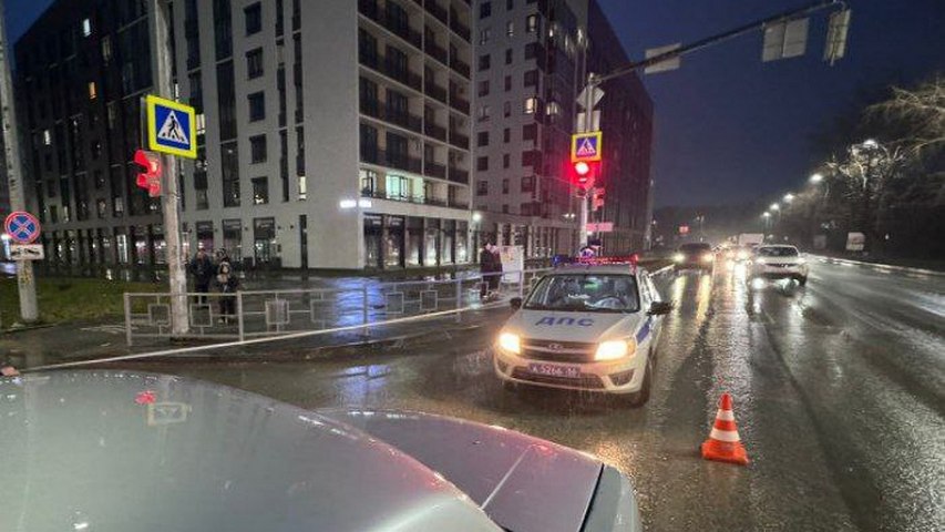 Ребенок в тяжелом состоянии: в Березовском машина сбила школьника на переходе