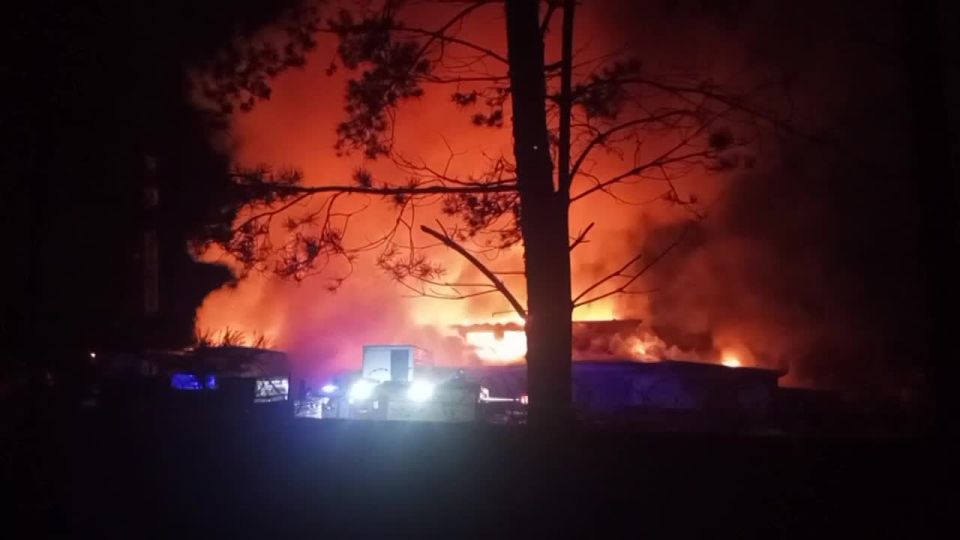 В поселке Медный, под Екатеринбургом, крупный пожар