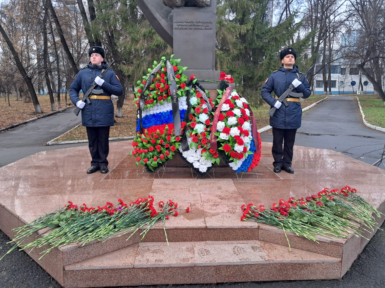 8 ноября в России проводятся мероприятия, посвященные Дню памяти сотрудников МВД, погибших при исполнении служебного долга 8 ноября в России проводятся мероприятия, посвященные Дню памяти сотрудников МВД, погибших при исполнении служебного долга