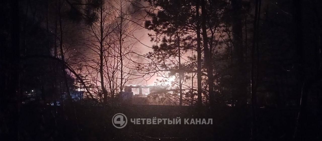 «Жар ощущается за сотни метров»: крупный пожар в поселке Медный под Екатеринбургом «Жар ощущается за сотни метров»: крупный пожар в поселке Медный под Екатеринбургом