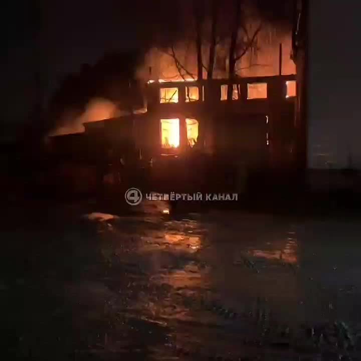 «Жар ощущается за сотни метров»: крупный пожар в поселке Медный под Екатеринбургом