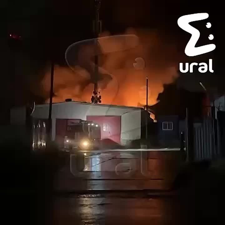 Полыхает двухэтажный склад со стройматериалами в посёлке Медный под Екатеринбургом