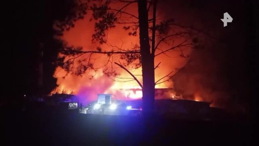 Крупный пожар площадью 800 "квадратов" полыхает на территории производственного здания под Екатеринбургом