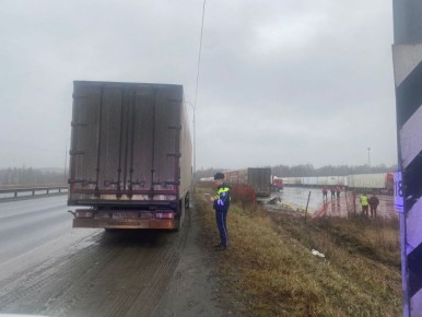 В массовом столкновении грузовиков под Первоуральском разбираются свердловские автоинспекторы