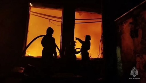 UPD: Огнеборцы МЧС России остановили распространение огня