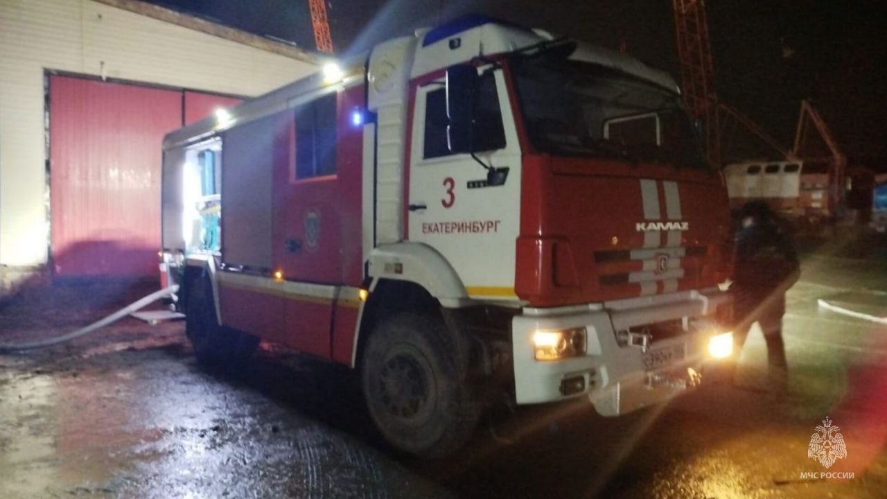 UPD: Огнеборцы МЧС России остановили распространение огня UPD: Огнеборцы МЧС России остановили распространение огня