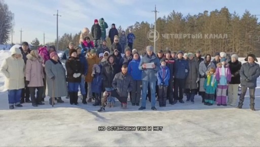 С риском для жизни добираются до автобусной остановки жители Берёзовского