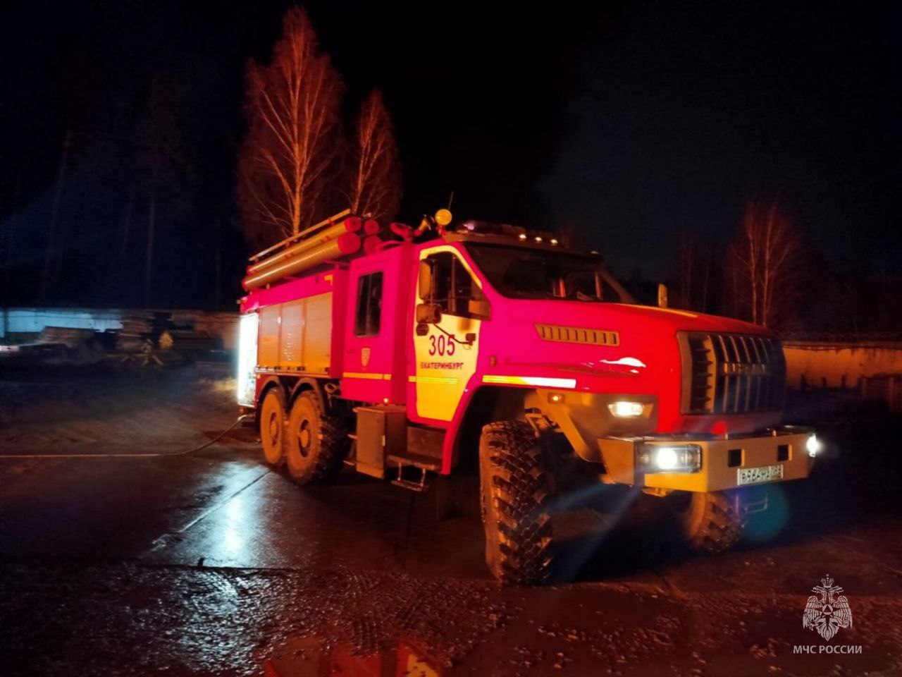 UPD: Огнеборцы МЧС России остановили распространение огня UPD: Огнеборцы МЧС России остановили распространение огня