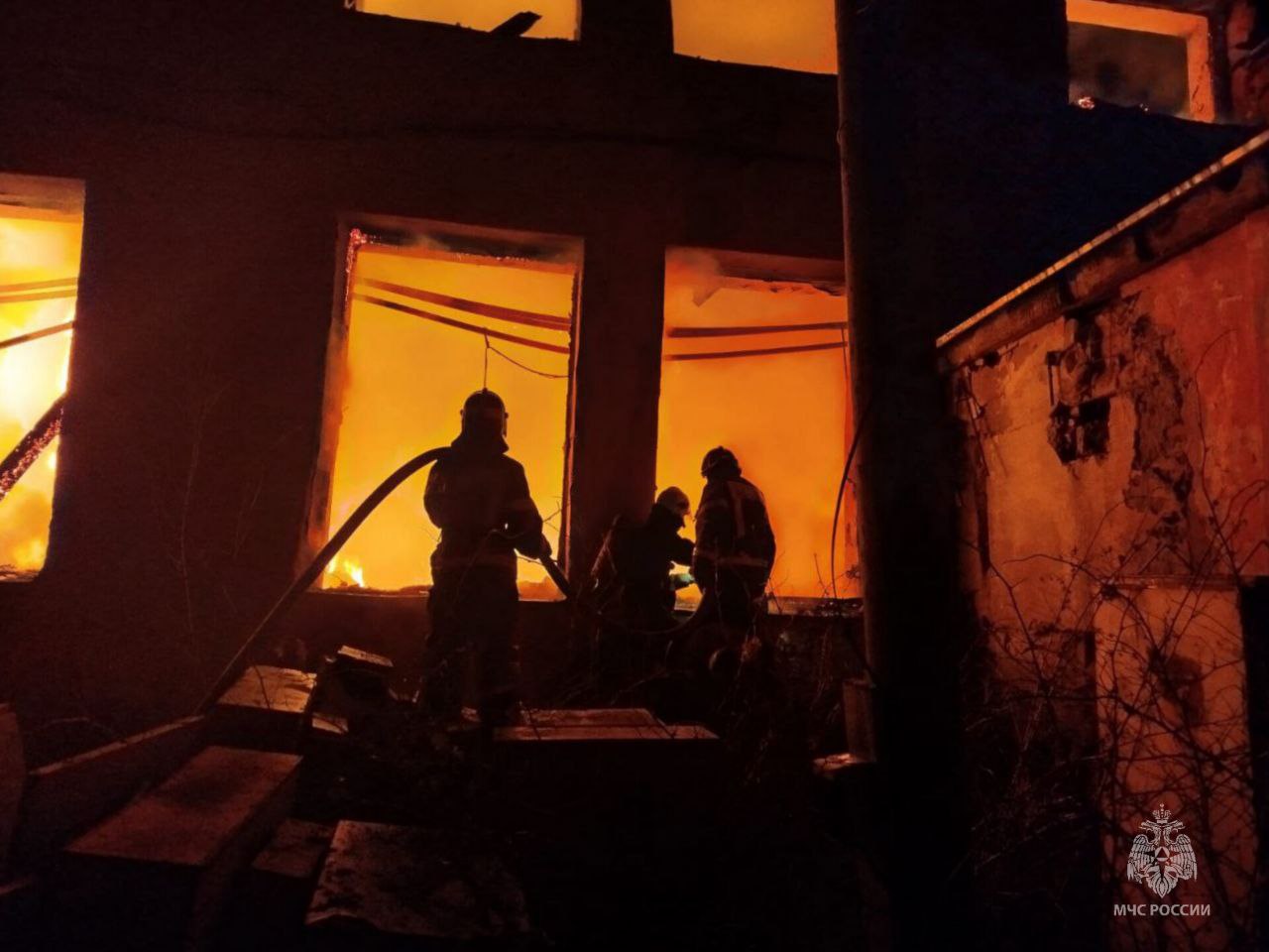 UPD: Огнеборцы МЧС России остановили распространение огня UPD: Огнеборцы МЧС России остановили распространение огня