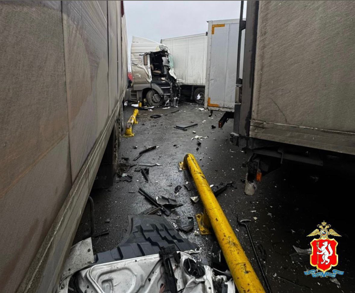 Под Первоуральском столкнулись восемь грузовиков