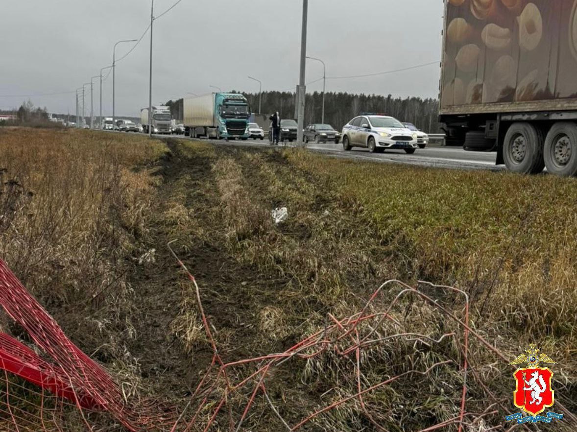 Под Первоуральском столкнулись восемь грузовиков Под Первоуральском столкнулись восемь грузовиков