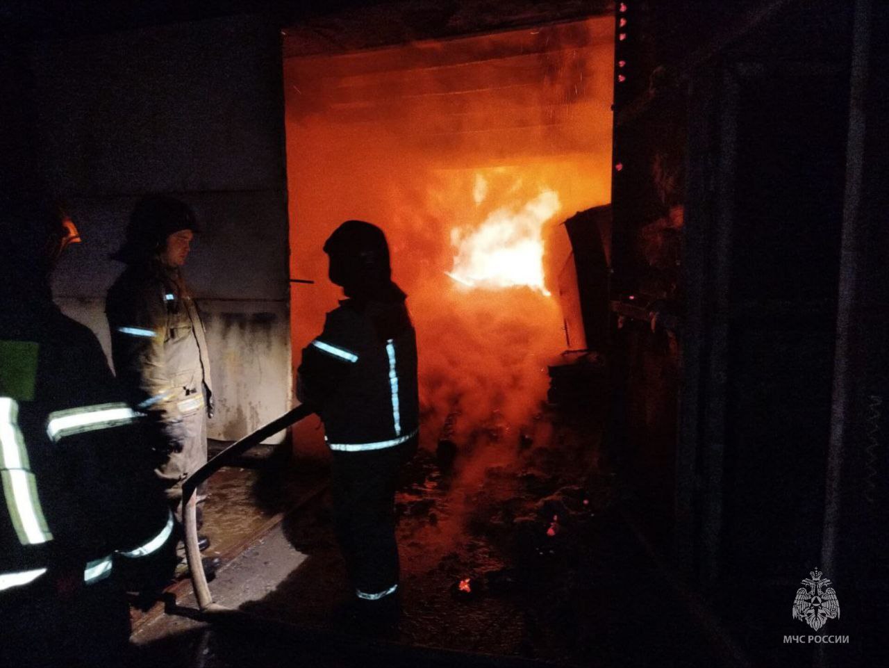 UPD: Огнеборцы МЧС России остановили распространение огня UPD: Огнеборцы МЧС России остановили распространение огня