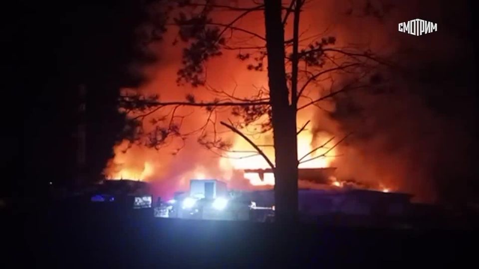 Произошел пожар в производственном здании со стройматериалами в поселке Медный около Екатеринбурга, сообщает МЧС Свердловской области