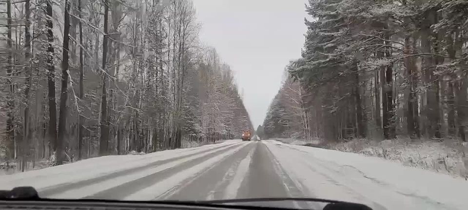 Для противогололёдной обработки на дороги Свердловской области вышла техника