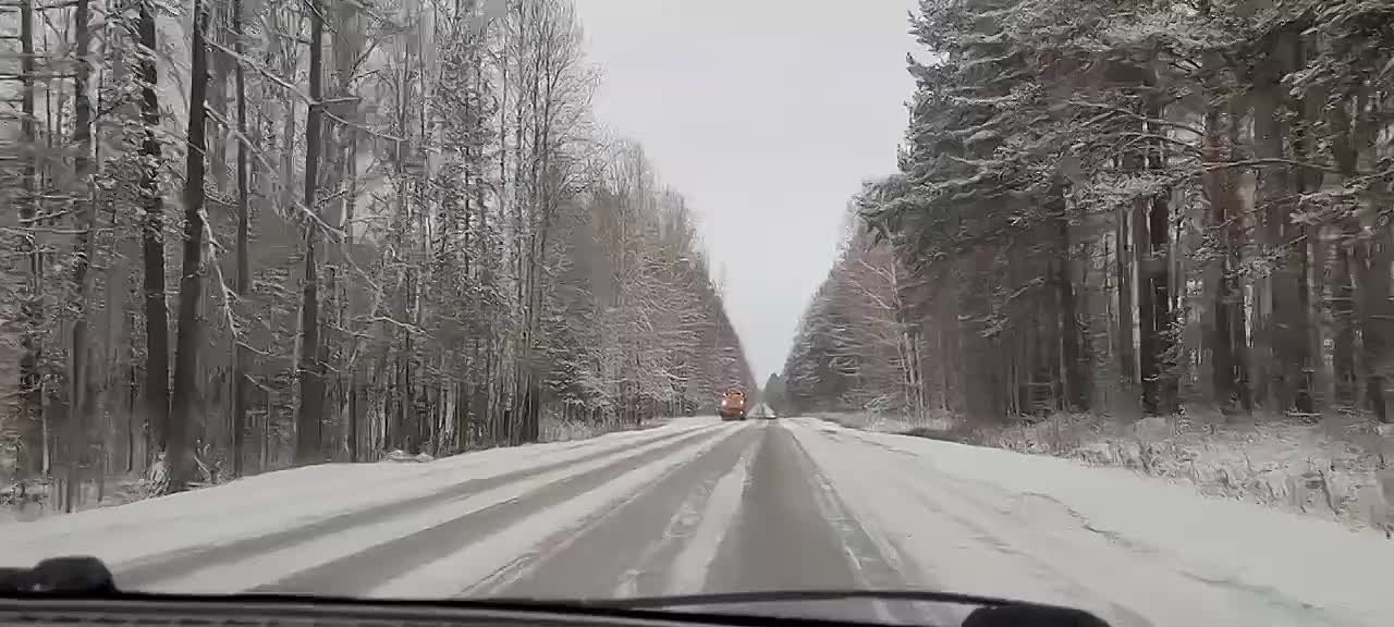 Для противогололёдной обработки на дороги Свердловской области вышла техника