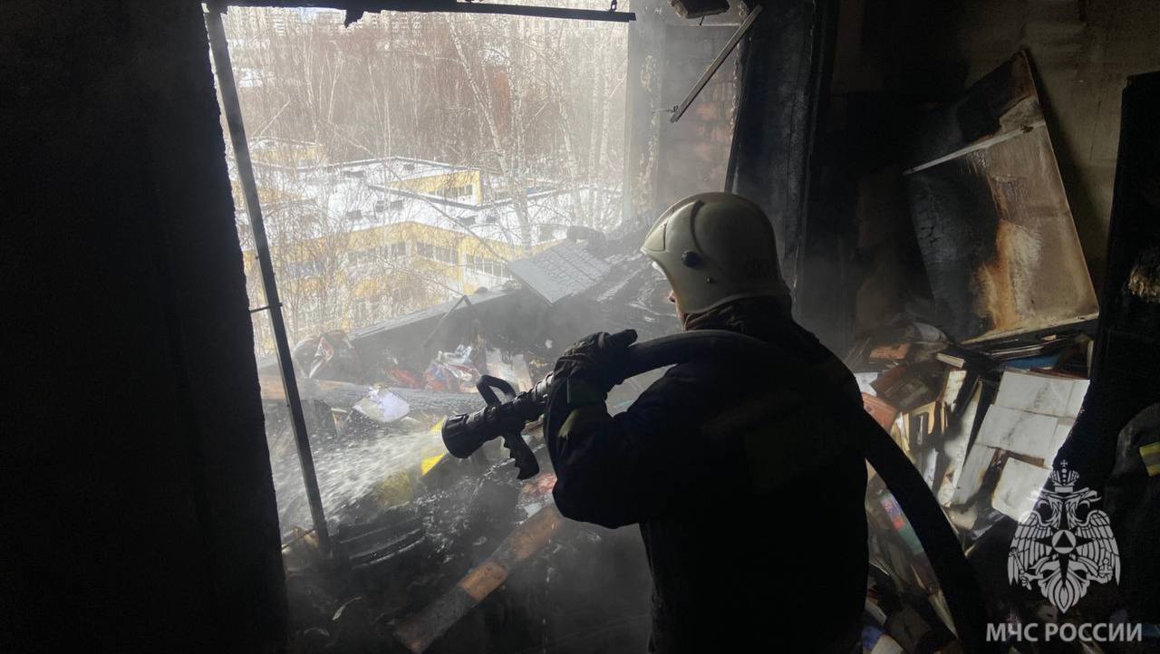 Квартира на площади в 40 квадратных метров горела сегодня на улице Ломоносова в Екатеринбурге