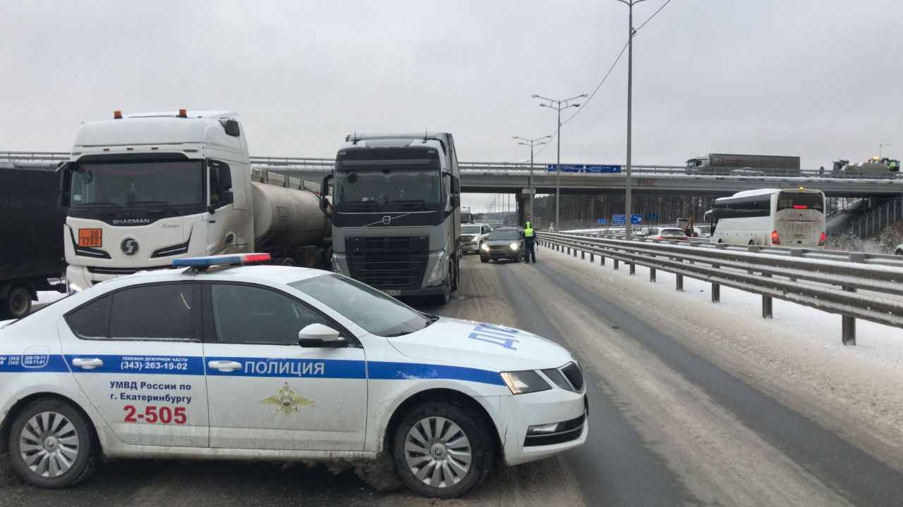 Трасса Пермь - Екатеринбург превратилась в ледяной каток: 200 км перекрыли