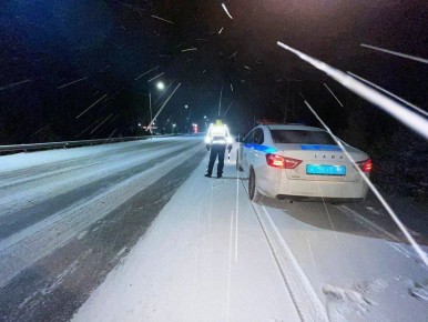 Свердловская Госавтоинспекция призывает водителей к повышенной осторожности в связи с установившимся снежным покровом