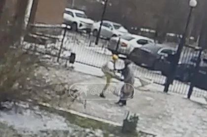 В Екатеринбурге учительницу во дворе дома избила неадекватная соседка