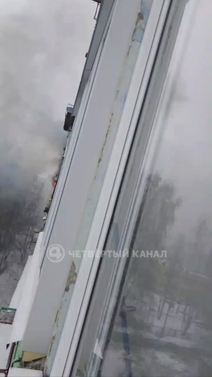 Квартира загорелась в многоэтажке: жильцы слышали хлопки